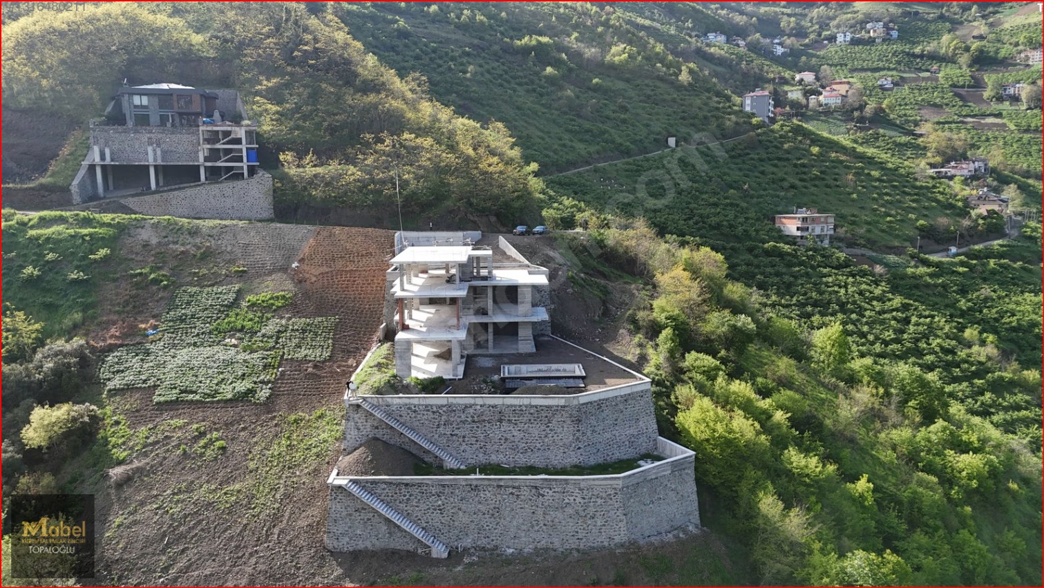 DERECİK HAVUZLU VİLLA VE ARSASI